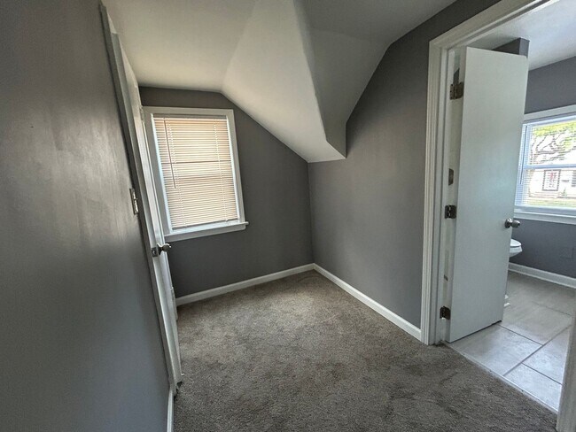 Building Photo - Spacious 3-Bedroom, 2-Bath House in South Euclid