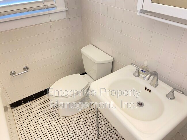 Building Photo - 451 S Reese St