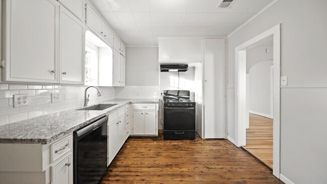 Building Photo - 213 12th Ave N