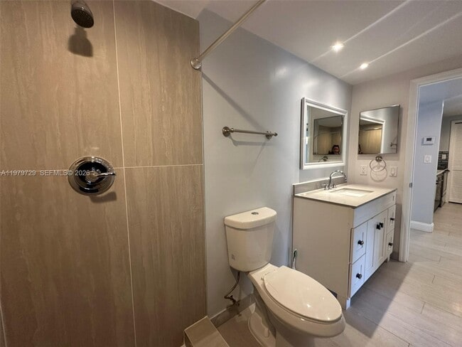 Building Photo - 200 Lakeview Dr