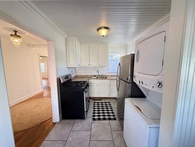 Building Photo - 730 S Littler Ave