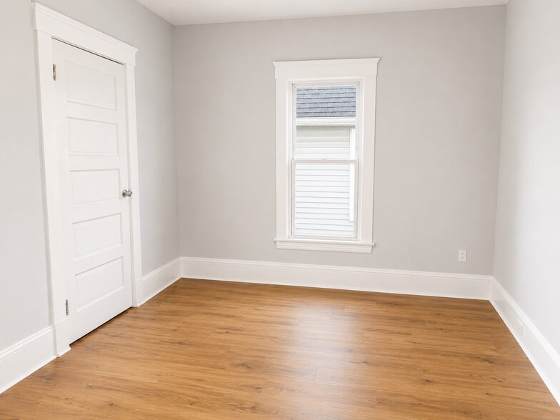 Building Photo - 7917 Linwood Ave