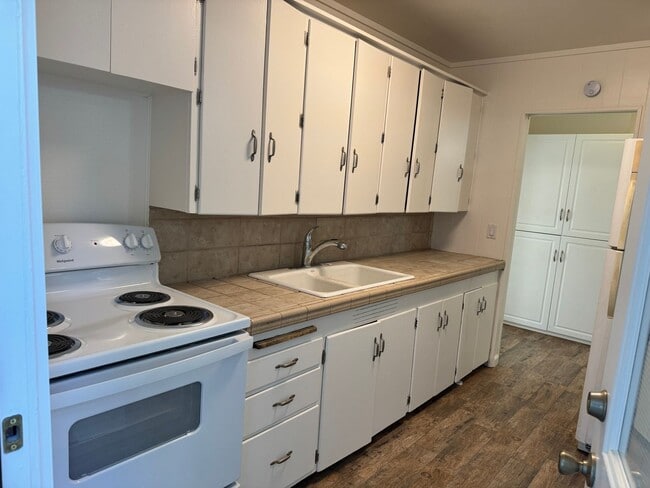 Building Photo - L0016 A &amp; B