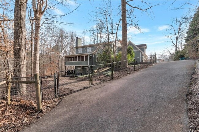 Building Photo - 180 Forest Glen Dr