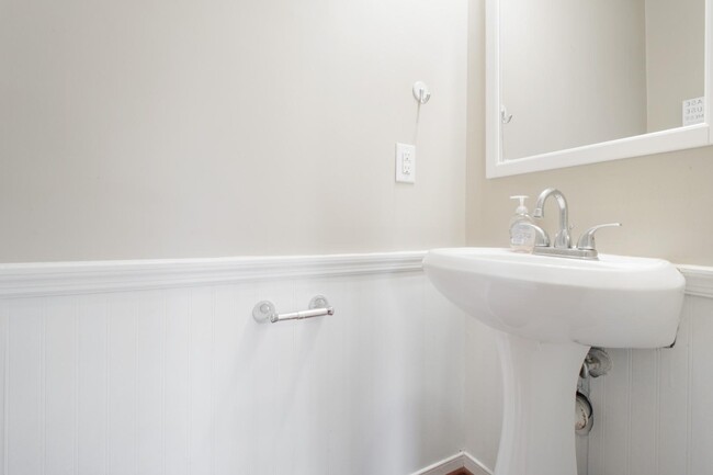 Building Photo - 405 Donelson Loop