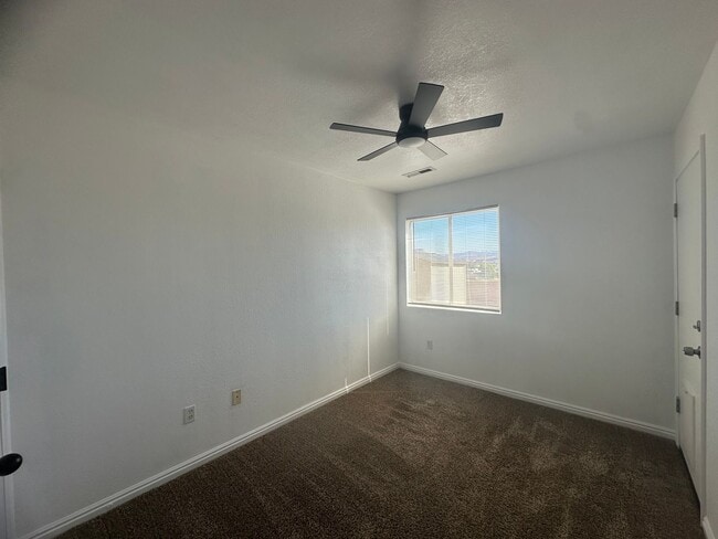 Building Photo - Great 3 bedroom, 2 bathroom home in Hurricane!!