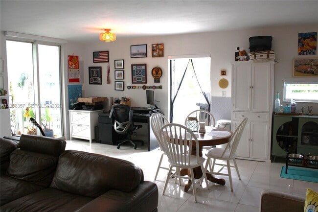 Building Photo - 1701 Sunset Harbour Dr