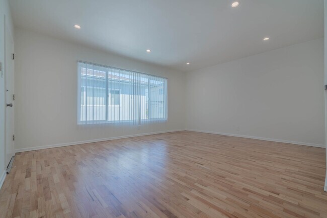 Building Photo - she1920