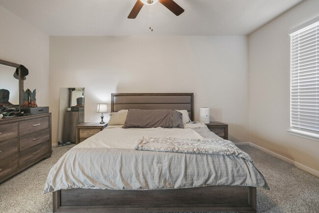 Building Photo - 1320 Kingsgate Dr