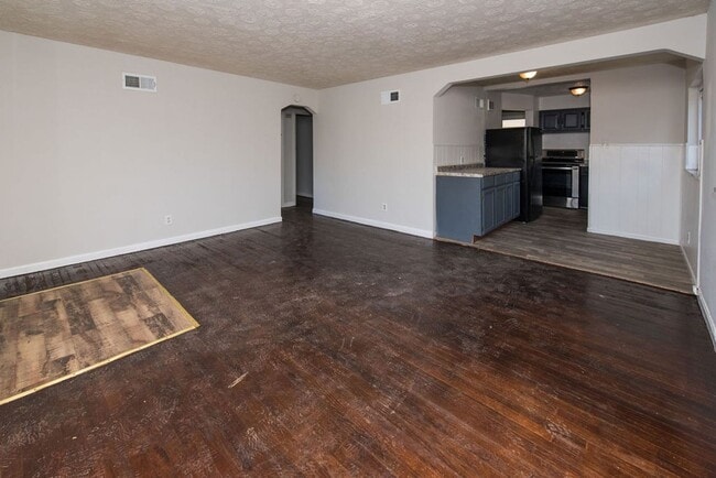 Building Photo - PRICE HILL-NICE 3 BEDROOM 1 BATH RANCH with