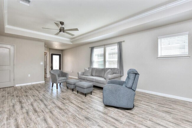 Building Photo - 220 Comal Ln