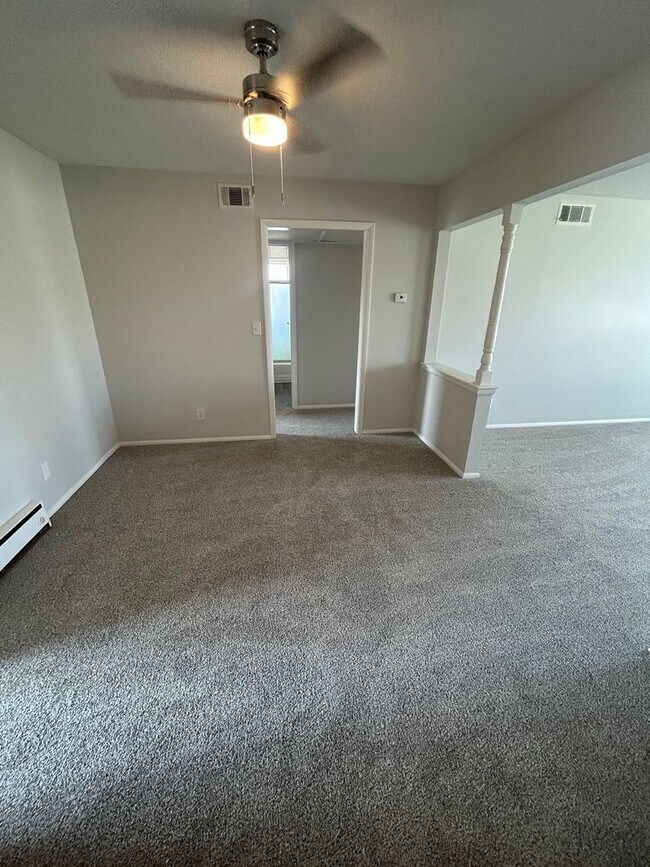 Building Photo - 2 bed 1 bath townhome located in Speedway