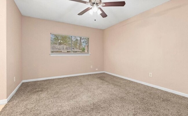 Building Photo - 4 Bedroom Home with 2 Bath and large back ...