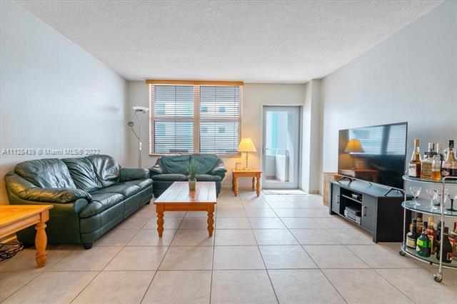 Building Photo - 9225 Collins Ave