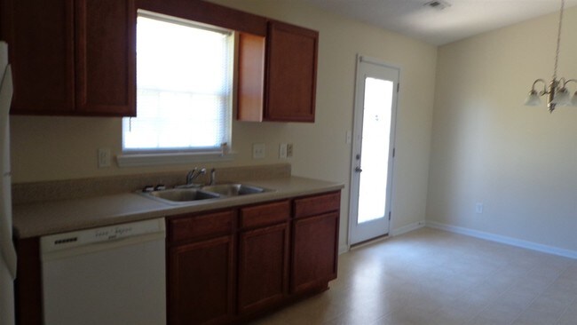 Building Photo - 121 Starkys Creek Ct