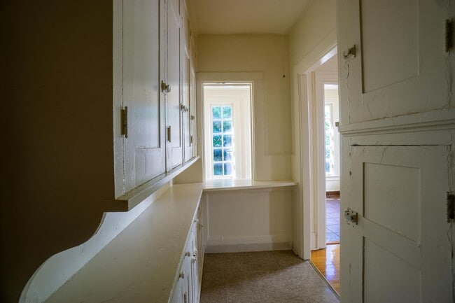 Building Photo - Available 6/1/26 - Spacious Home with Garage