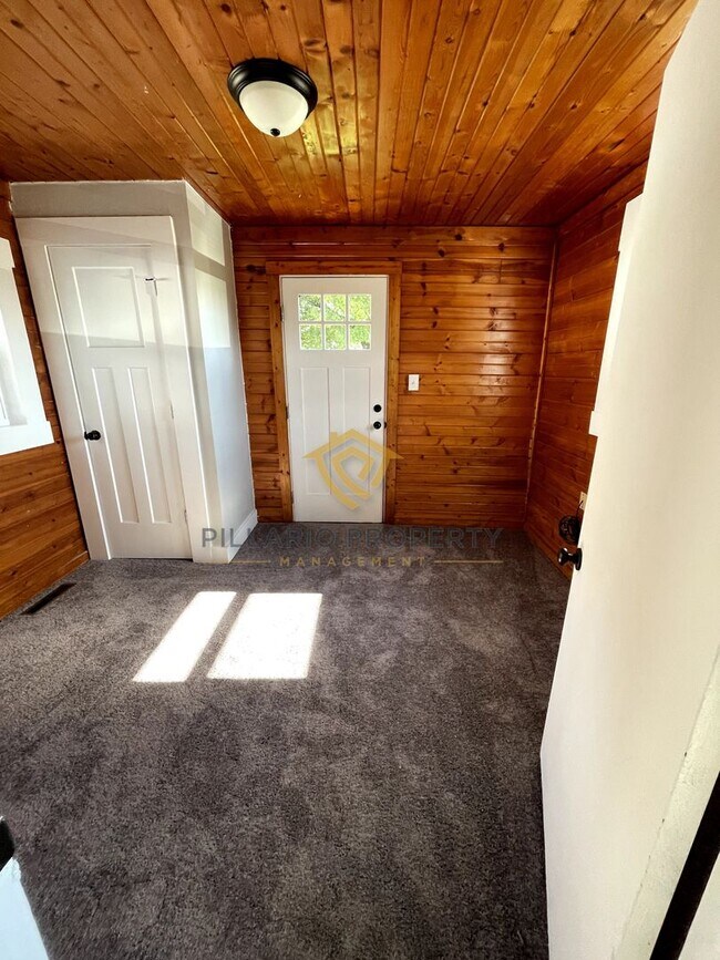 Building Photo - Cozy Anderson 2 Bedroom/1 Bathroom Cottage...