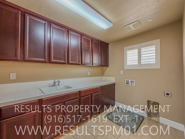 Building Photo - Elegance and spacious Mini Mansion