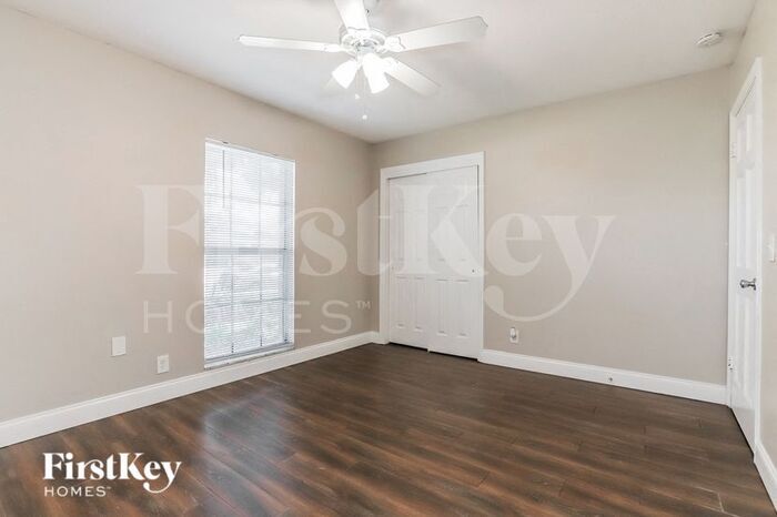 Building Photo - 1005 Greenbriar Dr