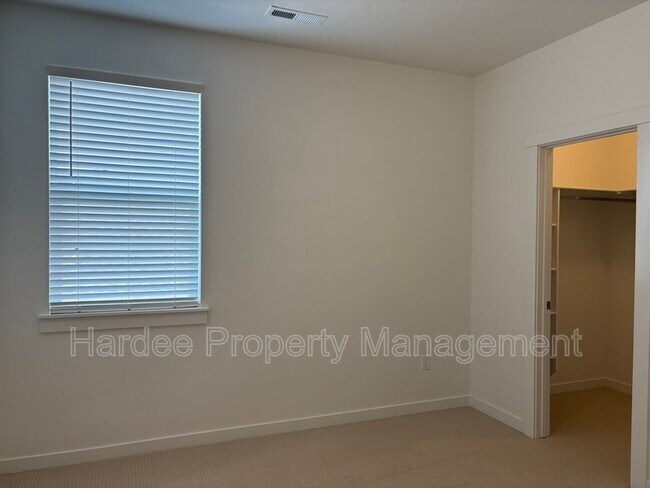 Building Photo - 1411 W Dovefield St