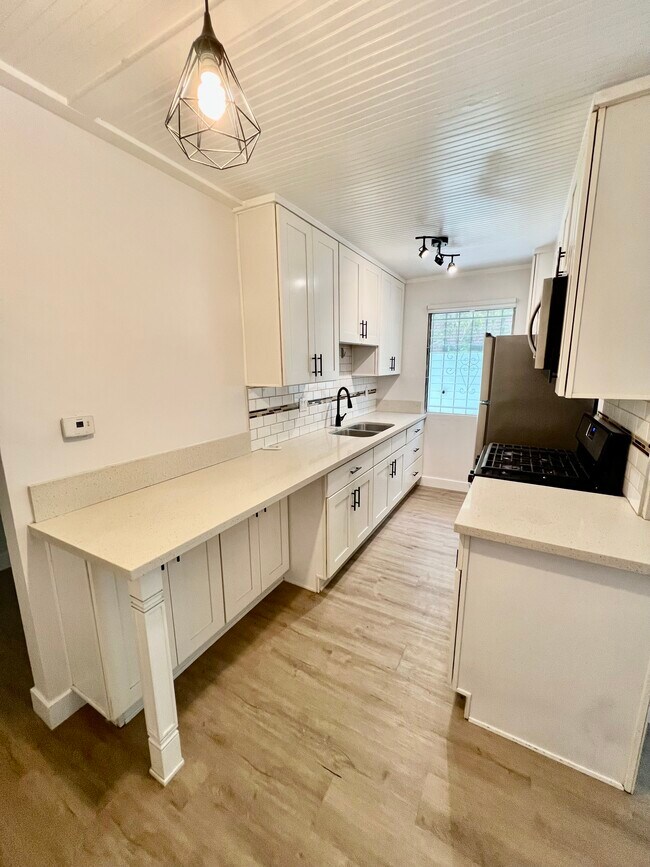 Building Photo - Royal Alfred 726 N. Alfred