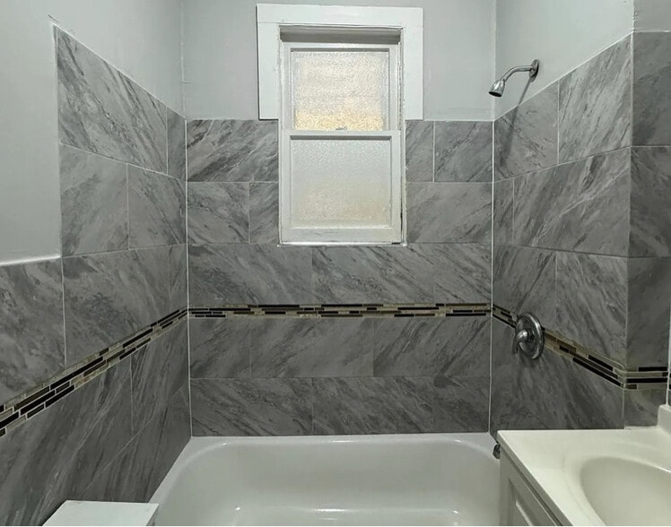 Building Photo - 416-418-418 Leslie St