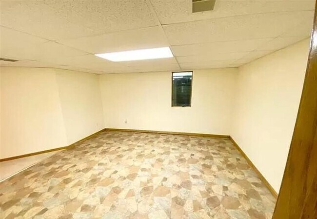 Building Photo - 1556 Shagbark St