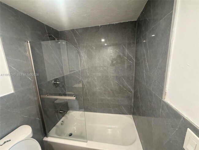 Building Photo - 2025 NE 164th St