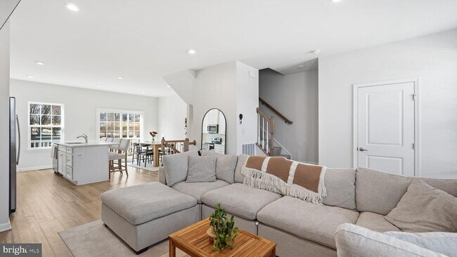 Building Photo - 1790 Scenic Lp