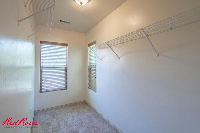 Building Photo - 3 Bedroom Townhome In Fossil Hills!