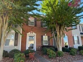 Building Photo - Two Bedroom Townhouse in Denver