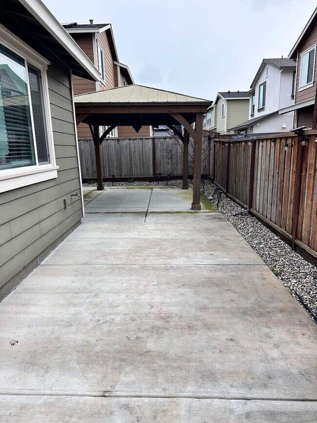 Building Photo - 3 Bed, 2.5 bath Home in Rohnert Park