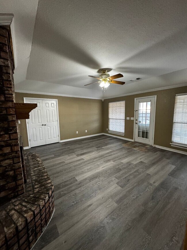 Building Photo - 4 Bedrooms 3 bathrooms, OFFICE 2 living rooms, and 2 car garage