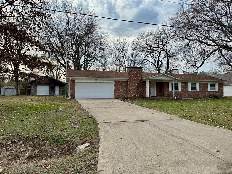 Building Photo - 323 Lance Cir