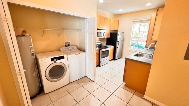 Building Photo - Available May 13th! Gorgeous 2/2 Town Home...