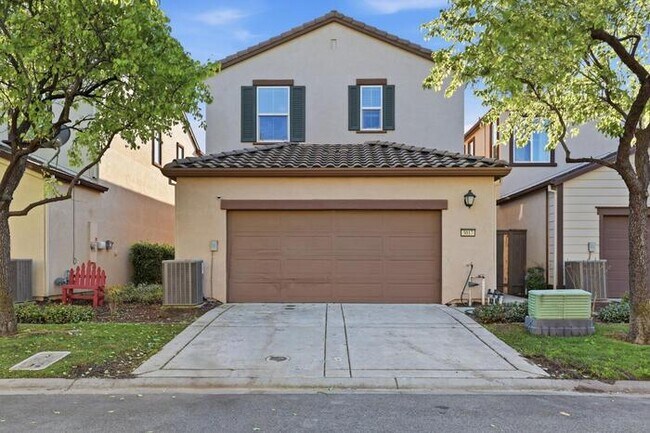 Building Photo - 3017 Village Park Dr