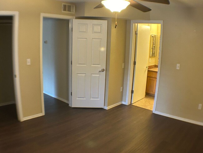 Building Photo - Beautiful 2 bedroom 2 bathroom condo (Avai...