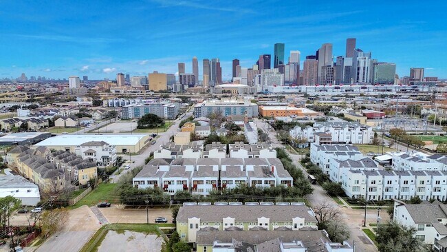 Building Photo - 1403 Delano St