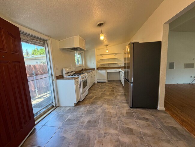 Building Photo - Adorable 3 bedroom 2 bath bungalow in Rosemont
