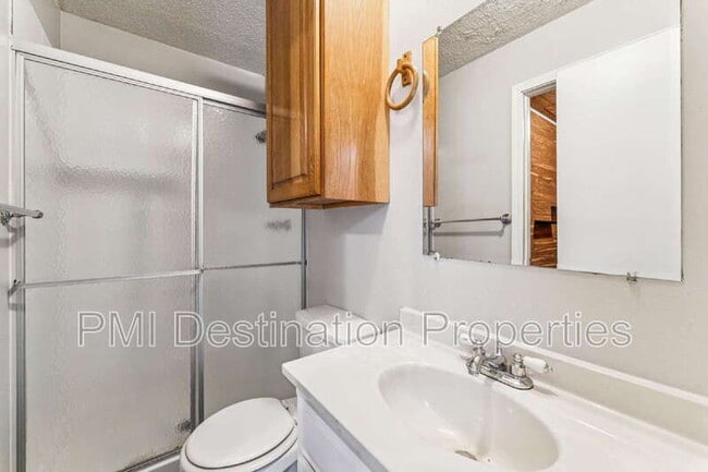 Building Photo - 525 NE Karapat Dr