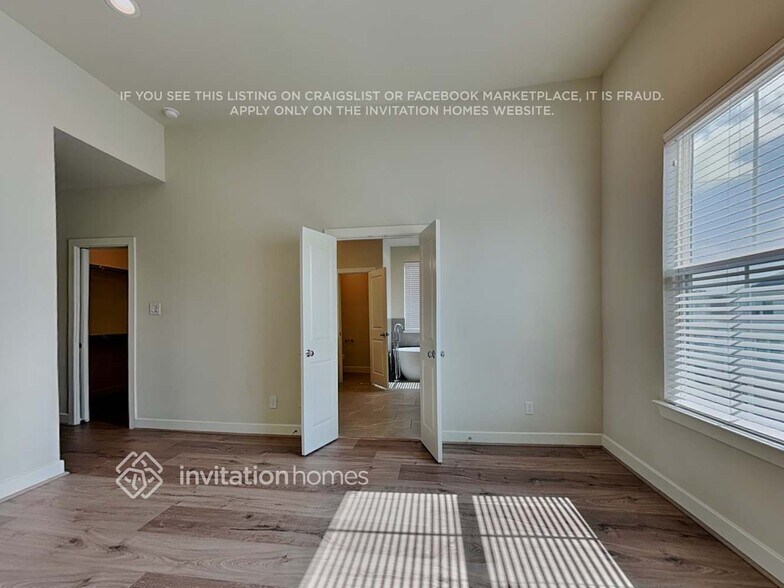 Building Photo - 713 Carriage Knls Dr