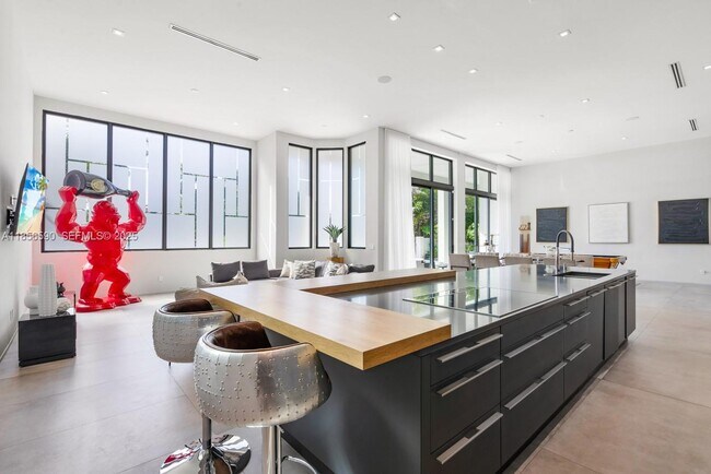 Building Photo - 2700 NE 18th St