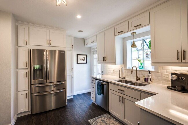 Building Photo - A Stunning, Updated Home in the heart of Dallas