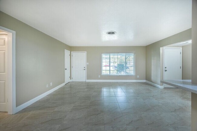 Building Photo - 1436 Tangerine Ct
