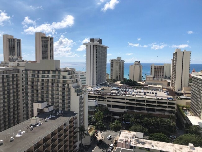 Building Photo - 1/1/2 - Penthouse Unit- Utilities Included - Large Covered Lanai w/Ocean & City Views