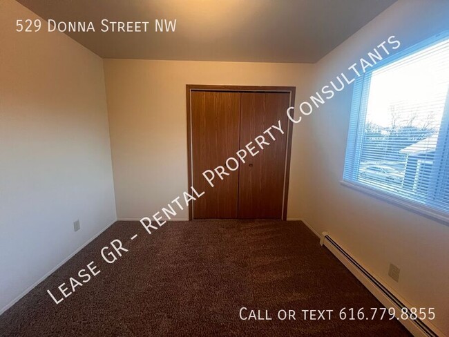 Building Photo - Spacious Two Bedroom Upper Apartment with ...