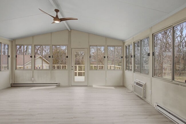 Building Photo - Mid Century Modern in Donelson with 4 bed 2bath, pet friendly, 2 car garage, and potential music ...