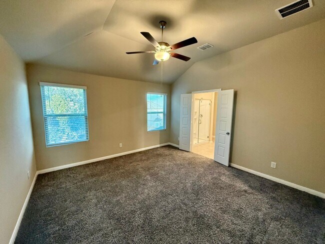 Building Photo - Modern Comfort and Stylish Living