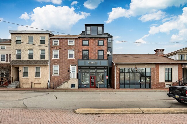 Building Photo - 235 E Market St