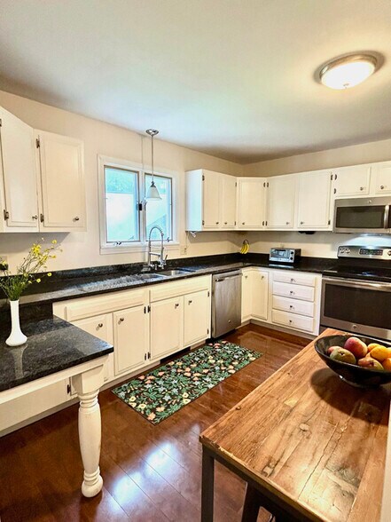 Building Photo - 230 Middle Rd